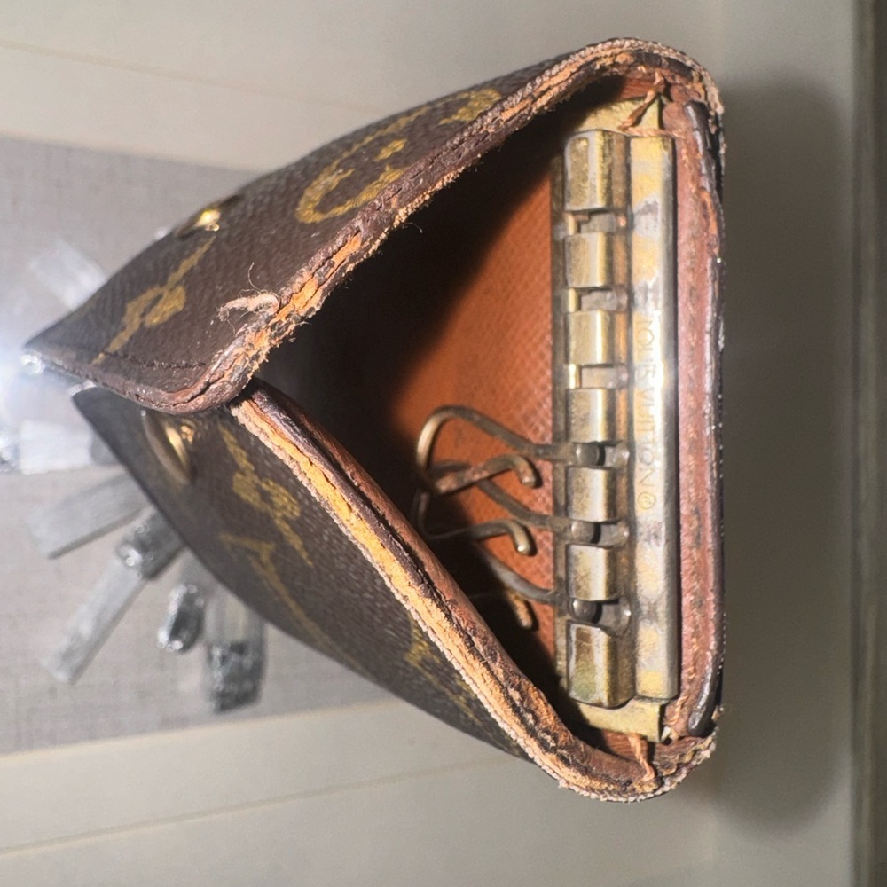 Authentic Louis Vuitton Monogram Key Holder. Vintage. - Picture 5 of 11
